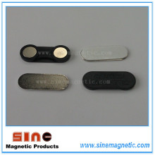 Черный пластиковый магнитный значок